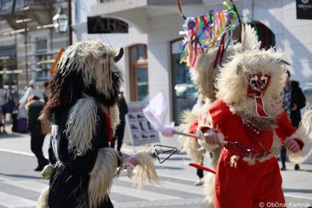 Kamnik so obiskali koranti iz Zamušanov pri Ptuju in v mestno jedro privabili nepregledno množico, željno ogleda tradicionalne pustne šege (35)